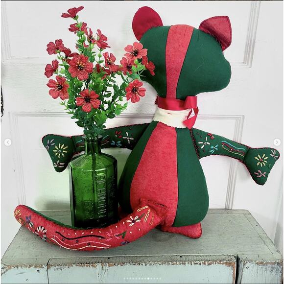 Vintage Handmade Embroidery Sequin Folk Art Christmas Cat Doll Red Green Felt - Picture 8 of 10